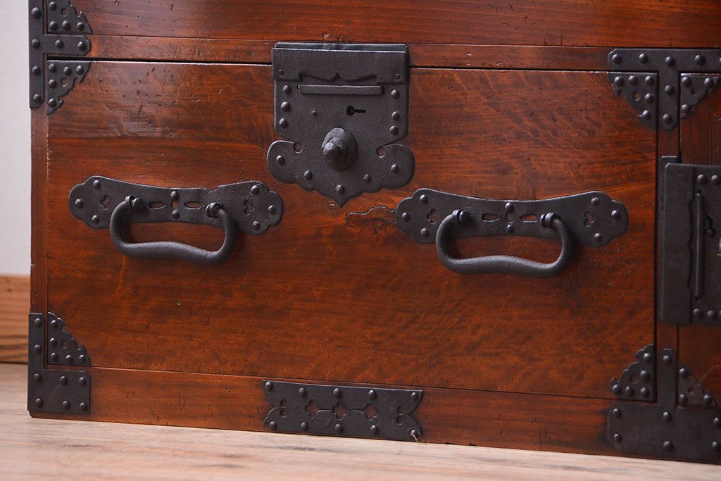 アンティーク家具　古民具・骨董　重厚な金具の美しい観音開き時代箪笥(衣装箪笥)