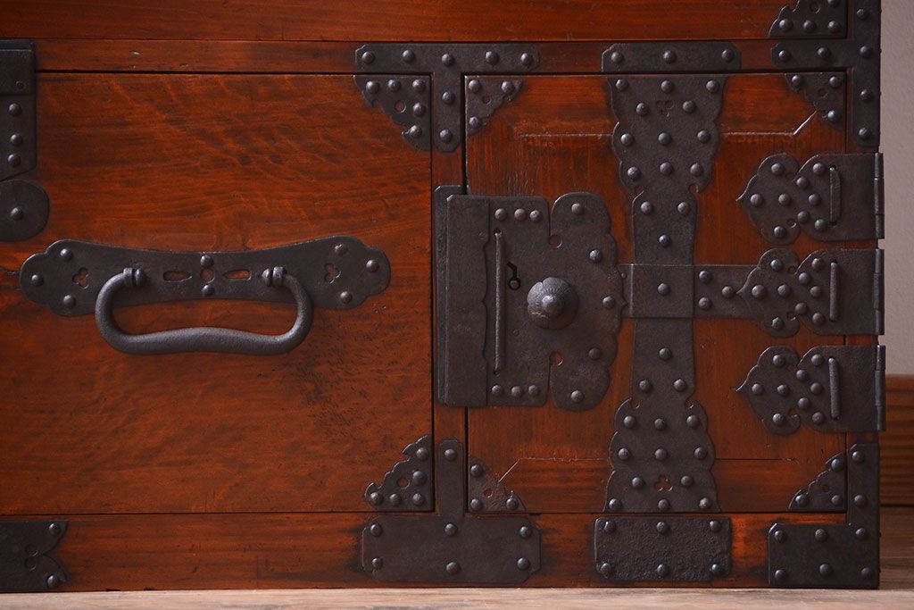 アンティーク家具　古民具・骨董　重厚な金具の美しい観音開き時代箪笥(衣装箪笥)