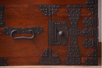 アンティーク家具　古民具・骨董　重厚な金具の美しい観音開き時代箪笥(衣装箪笥)