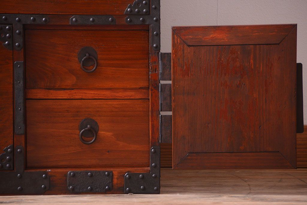 アンティーク家具　古民具・骨董　重厚な金具の美しい観音開き時代箪笥(衣装箪笥)