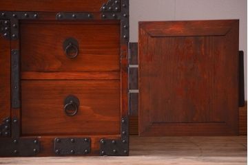 アンティーク家具　古民具・骨董　重厚な金具の美しい観音開き時代箪笥(衣装箪笥)