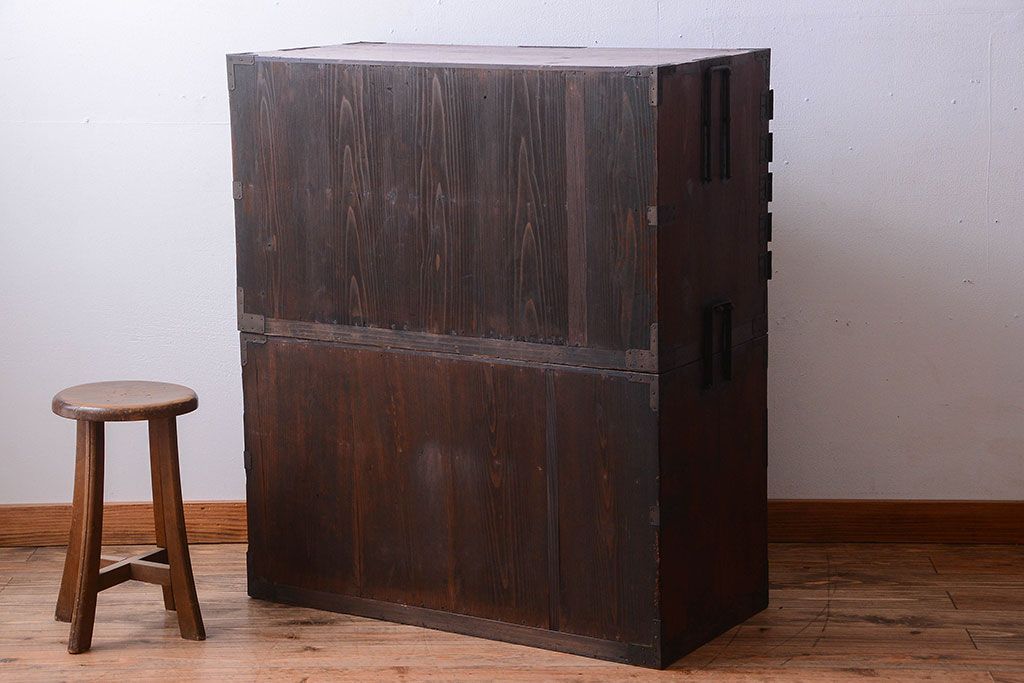 アンティーク家具　古民具・骨董　重厚な金具の美しい観音開き時代箪笥(衣装箪笥)