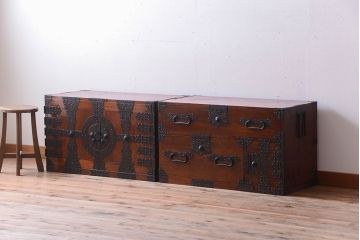 アンティーク家具　古民具・骨董　重厚な金具の美しい観音開き時代箪笥(衣装箪笥)