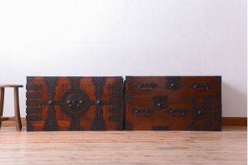 アンティーク家具　古民具・骨董　重厚な金具の美しい観音開き時代箪笥(衣装箪笥)