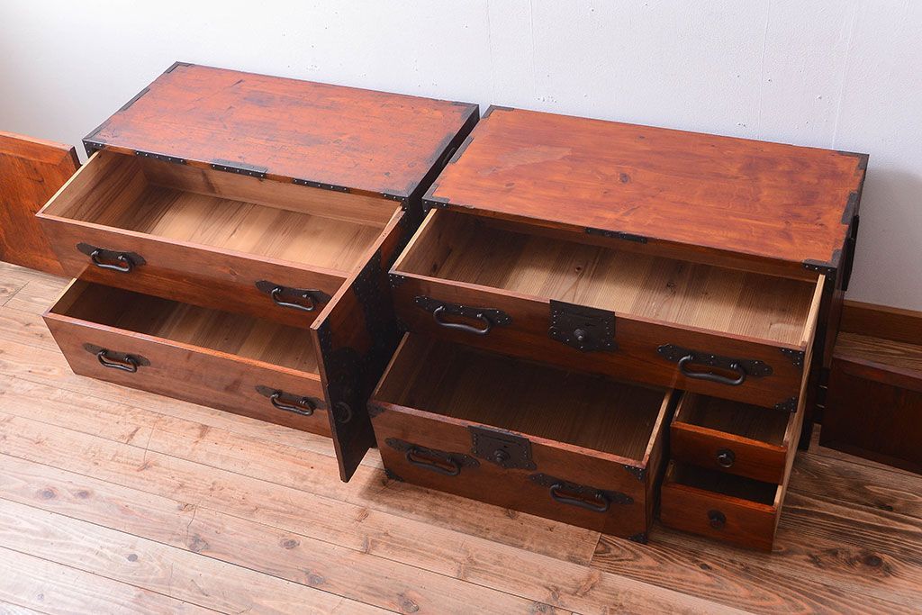 アンティーク家具　古民具・骨董　重厚な金具の美しい観音開き時代箪笥(衣装箪笥)