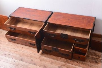 アンティーク家具　古民具・骨董　重厚な金具の美しい観音開き時代箪笥(衣装箪笥)