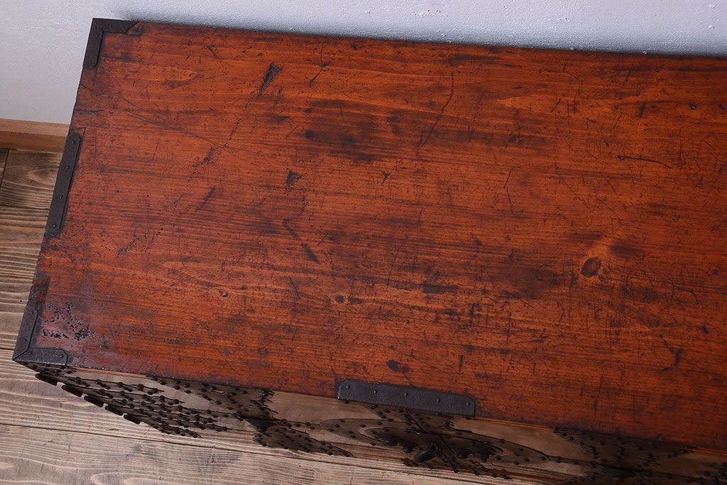 アンティーク家具　古民具・骨董　重厚な金具の美しい観音開き時代箪笥(衣装箪笥)