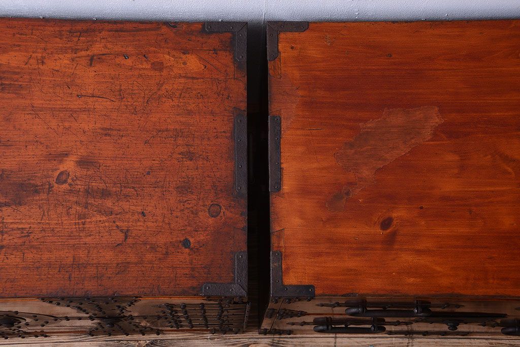 アンティーク家具　古民具・骨董　重厚な金具の美しい観音開き時代箪笥(衣装箪笥)