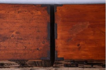 アンティーク家具　古民具・骨董　重厚な金具の美しい観音開き時代箪笥(衣装箪笥)