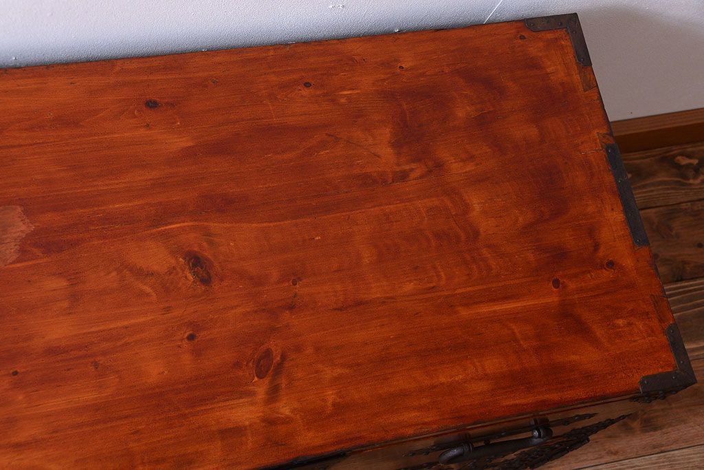 アンティーク家具　古民具・骨董　重厚な金具の美しい観音開き時代箪笥(衣装箪笥)