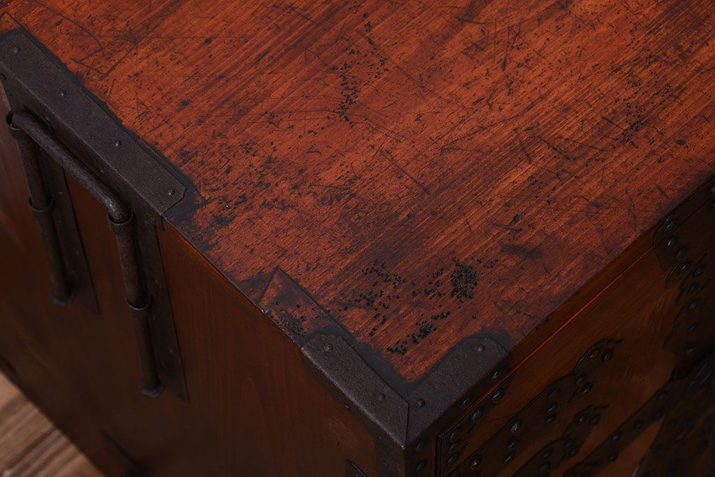 アンティーク家具　古民具・骨董　重厚な金具の美しい観音開き時代箪笥(衣装箪笥)