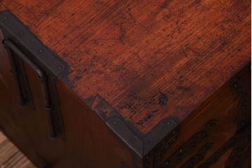 アンティーク家具　古民具・骨董　重厚な金具の美しい観音開き時代箪笥(衣装箪笥)