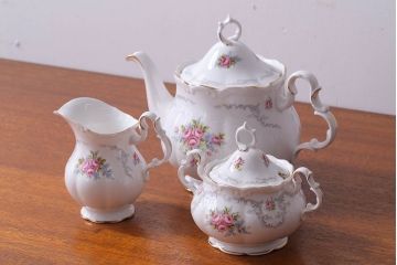 アンティーク雑貨　イギリス　Royal Albert(ロイヤルアルバート)　Tranquillity(トランキュリティ)シリーズ　ティーポット・シュガー・クリーマー3点
