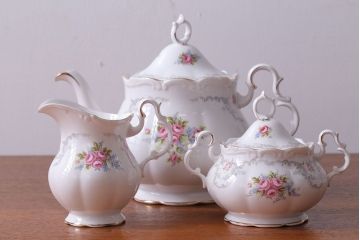 アンティーク雑貨　イギリス　Royal Albert(ロイヤルアルバート)　Tranquillity(トランキュリティ)シリーズ　ティーポット・シュガー・クリーマー3点