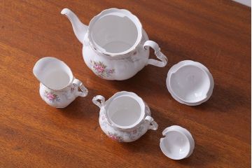 アンティーク雑貨　イギリス　Royal Albert(ロイヤルアルバート)　Tranquillity(トランキュリティ)シリーズ　ティーポット・シュガー・クリーマー3点