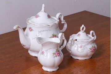 アンティーク雑貨　イギリス　Royal Albert(ロイヤルアルバート)　Tranquillity(トランキュリティ)シリーズ　ティーポット・シュガー・クリーマー3点