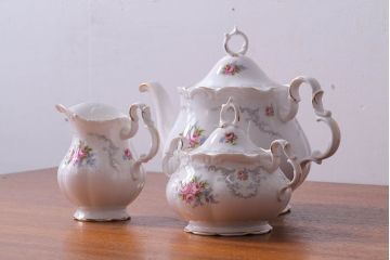 アンティーク雑貨　イギリス　Royal Albert(ロイヤルアルバート)　Tranquillity(トランキュリティ)シリーズ　ティーポット・シュガー・クリーマー3点