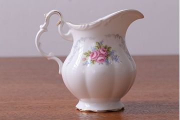 アンティーク雑貨　イギリス　Royal Albert(ロイヤルアルバート)　Tranquillity(トランキュリティ)シリーズ　ティーポット・シュガー・クリーマー3点