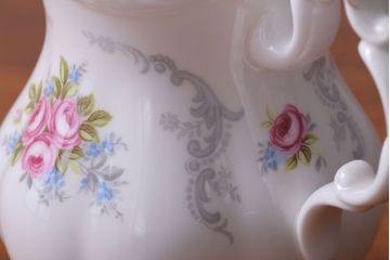 アンティーク雑貨　イギリス　Royal Albert(ロイヤルアルバート)　Tranquillity(トランキュリティ)シリーズ　ティーポット・シュガー・クリーマー3点