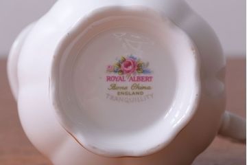 アンティーク雑貨　イギリス　Royal Albert(ロイヤルアルバート)　Tranquillity(トランキュリティ)シリーズ　ティーポット・シュガー・クリーマー3点