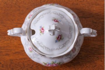 アンティーク雑貨　イギリス　Royal Albert(ロイヤルアルバート)　Tranquillity(トランキュリティ)シリーズ　ティーポット・シュガー・クリーマー3点