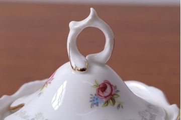 アンティーク雑貨　イギリス　Royal Albert(ロイヤルアルバート)　Tranquillity(トランキュリティ)シリーズ　ティーポット・シュガー・クリーマー3点