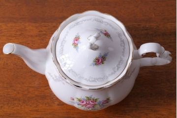 アンティーク雑貨　イギリス　Royal Albert(ロイヤルアルバート)　Tranquillity(トランキュリティ)シリーズ　ティーポット・シュガー・クリーマー3点