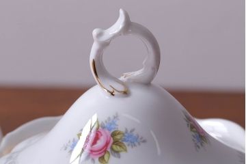 アンティーク雑貨　イギリス　Royal Albert(ロイヤルアルバート)　Tranquillity(トランキュリティ)シリーズ　ティーポット・シュガー・クリーマー3点