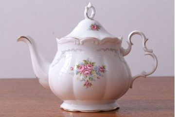 アンティーク雑貨　イギリス　Royal Albert(ロイヤルアルバート)　Tranquillity(トランキュリティ)シリーズ　ティーポット・シュガー・クリーマー3点