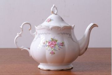 アンティーク雑貨　イギリス　Royal Albert(ロイヤルアルバート)　Tranquillity(トランキュリティ)シリーズ　ティーポット・シュガー・クリーマー3点