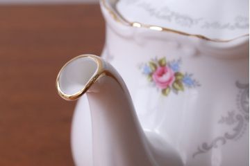 アンティーク雑貨　イギリス　Royal Albert(ロイヤルアルバート)　Tranquillity(トランキュリティ)シリーズ　ティーポット・シュガー・クリーマー3点