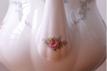 アンティーク雑貨　イギリス　Royal Albert(ロイヤルアルバート)　Tranquillity(トランキュリティ)シリーズ　ティーポット・シュガー・クリーマー3点