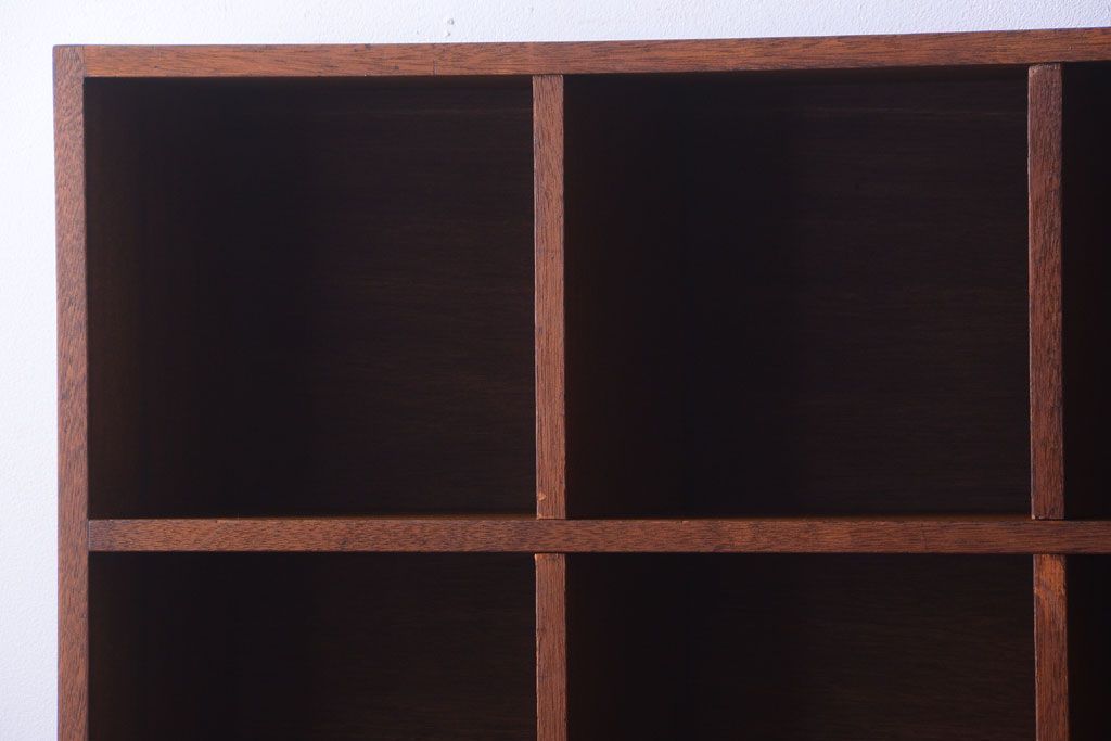 アンティーク家具　和製アンティーク　古い木の縦型マス目棚(収納棚、飾り棚)