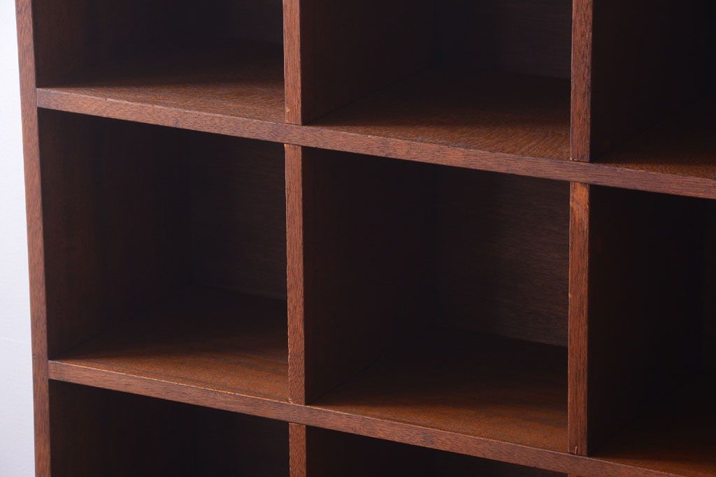 アンティーク家具　和製アンティーク　古い木の縦型マス目棚(収納棚、飾り棚)