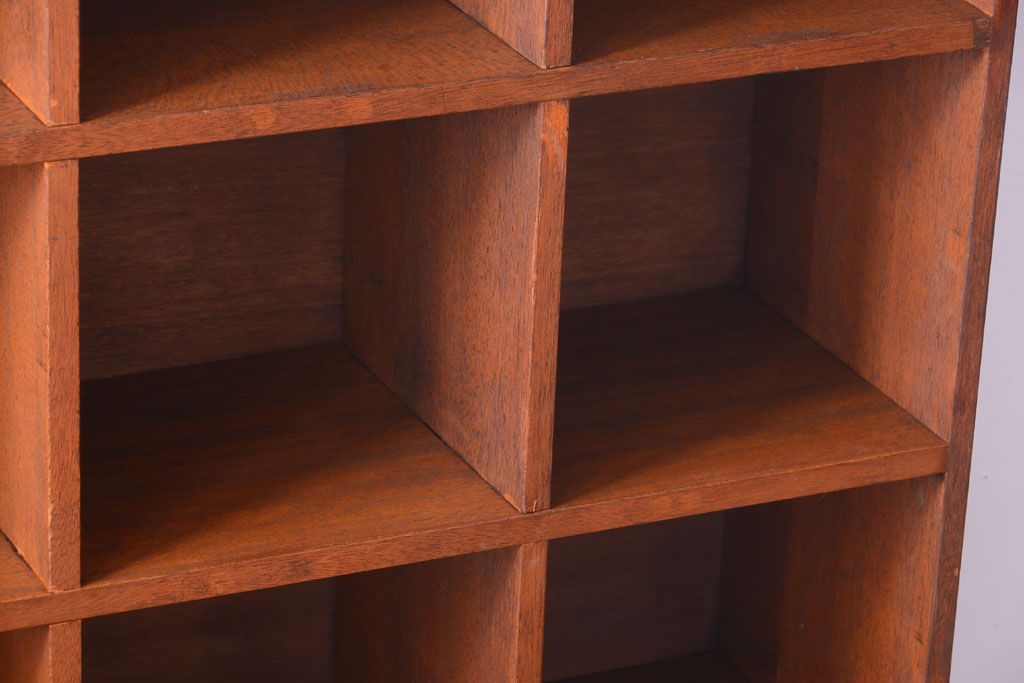 アンティーク家具　和製アンティーク　古い木の縦型マス目棚(収納棚、飾り棚)