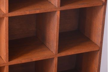 アンティーク家具　和製アンティーク　古い木の縦型マス目棚(収納棚、飾り棚)