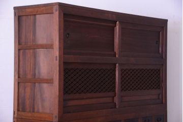アンティーク家具　和製アンティーク　組子戸が珍しい古い木の高級重ね水屋箪笥