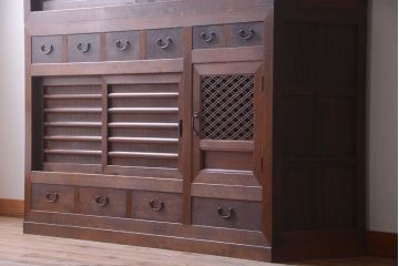 アンティーク家具　和製アンティーク　組子戸が珍しい古い木の高級重ね水屋箪笥