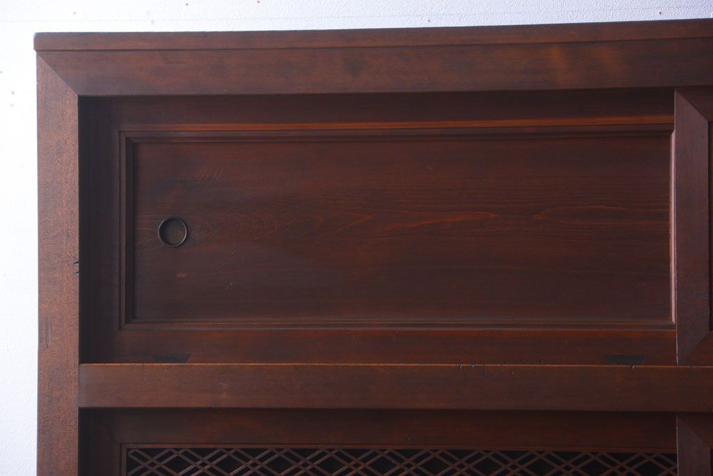 アンティーク家具　和製アンティーク　組子戸が珍しい古い木の高級重ね水屋箪笥