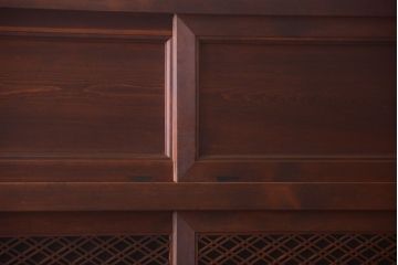 アンティーク家具　和製アンティーク　組子戸が珍しい古い木の高級重ね水屋箪笥