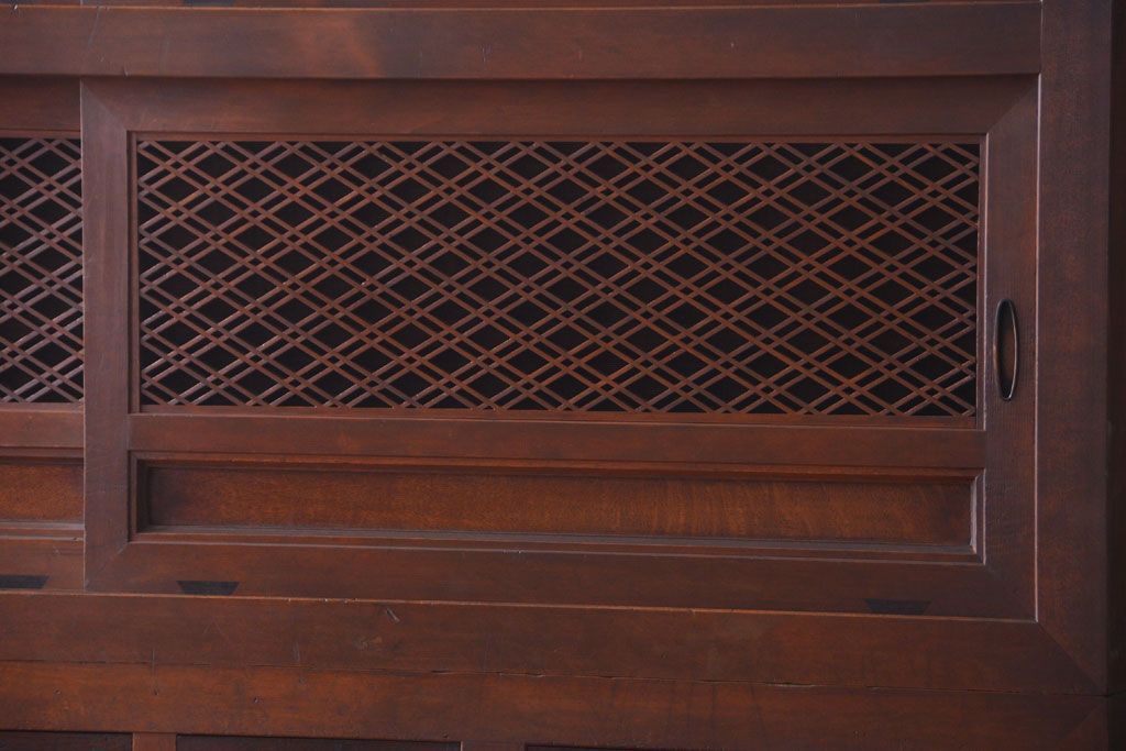 アンティーク家具　和製アンティーク　組子戸が珍しい古い木の高級重ね水屋箪笥