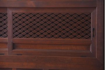 アンティーク家具　和製アンティーク　組子戸が珍しい古い木の高級重ね水屋箪笥