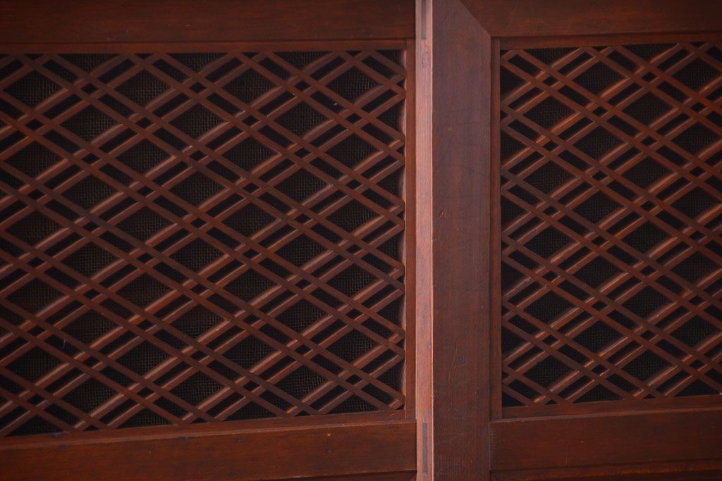 アンティーク家具　和製アンティーク　組子戸が珍しい古い木の高級重ね水屋箪笥