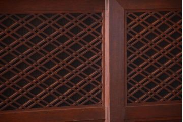 アンティーク家具　和製アンティーク　組子戸が珍しい古い木の高級重ね水屋箪笥