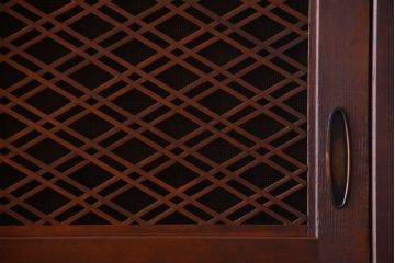 アンティーク家具　和製アンティーク　組子戸が珍しい古い木の高級重ね水屋箪笥