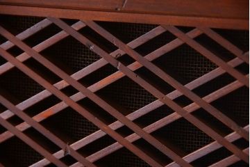 アンティーク家具　和製アンティーク　組子戸が珍しい古い木の高級重ね水屋箪笥