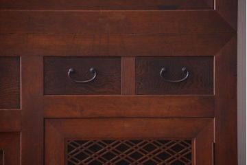 アンティーク家具　和製アンティーク　組子戸が珍しい古い木の高級重ね水屋箪笥