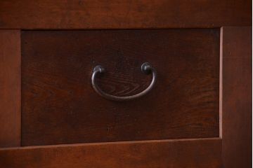 アンティーク家具　和製アンティーク　組子戸が珍しい古い木の高級重ね水屋箪笥