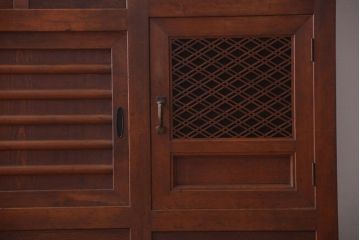 アンティーク家具　和製アンティーク　組子戸が珍しい古い木の高級重ね水屋箪笥