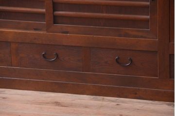 アンティーク家具　和製アンティーク　組子戸が珍しい古い木の高級重ね水屋箪笥